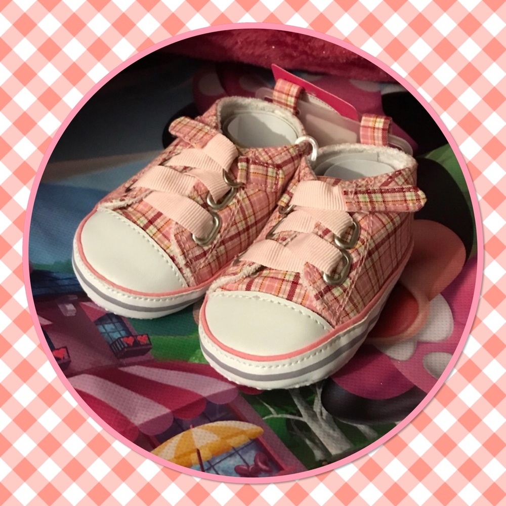 💕New💕Light pink plaid sneakers💕